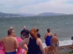 В Новороссийске во время шторма девушку унесло в море 