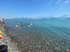 Новороссийцы благодарят сотрудников пляжа, работающих на «Косе»