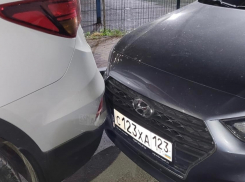 Новороссийский автохам меняет машины, но не методы парковки 