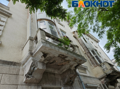 «Упадёт или нет?» - балконы одного из домов Новороссийска с видом на море рассыпаются 