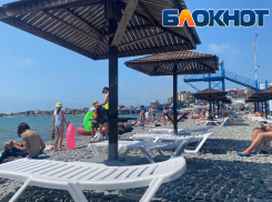 «В Кабардинке лучше!», - гости Новороссийска разочарованы Алексино из-за запаха и водорослей 