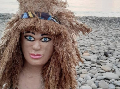 Еще одна деревянная «барышня» поселилась на пляже в Новороссийске