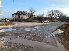 «Ждите, пока достроят соседний ЖК»: жители Новороссийска добираются домой по разбитой дороге