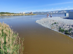 Суджукская лагуна приобрела жуткий цвет: новороссийцы массово пишут губернатору Краснодарского края