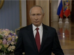 Владимир Путин поздравил с 8 марта всех женщин России 