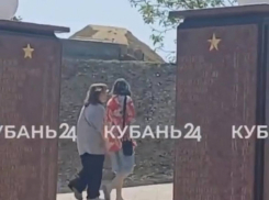 На девушек, прикурившись сигареты от Вечного огня в Новороссийске, завели уголовное дело