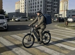 В Краснодарском крае могут ввести права для курьеров на электровелосипедах