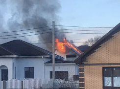 Дом объят огнём: утром в Новороссийске произошёл крупный пожар 