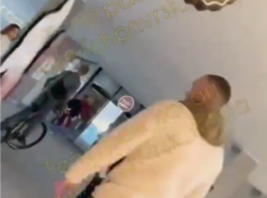 На набережной в Новороссийске мужчина «наехал» на подростков