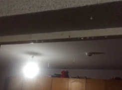 После ремонта крыши у новороссийцев в квартирах идёт дождь