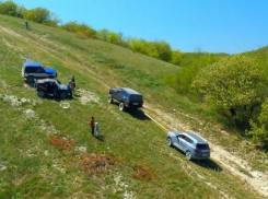 Джипперы в Новороссийске помогли спасателям вызволить автомобиль, застрявший на склоне