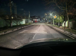 Знак объезда убрали, а отремонтировать яму на дороге в Новороссийске - забыли