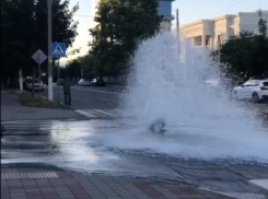 Пожарный гидрант рванул в Восточном районе Новороссийска