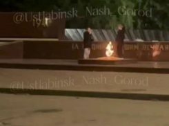 Дети пожарили зефир на пламени Вечного огня