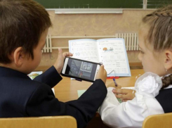 Новороссийские школьники будут сдавать мобильные телефоны перед входом в класс