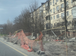 Яма «имени АТЭКа»: вечная течь заставляет новороссийцев рисковать жизнью