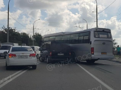 Из-за ДТП с пассажирским автобусом перекрыта дорога из Новороссийска 