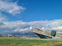 Погода в Новороссийске: прохладный день с дождём и солнцем  