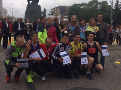 За час до Парада Победы в Новороссийске определились лидеры эстафетного бега