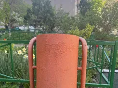 В Новороссийске управляющая компания перекрасила лавки, а дырявые урны проигнорировала