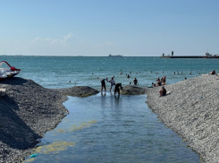 Туристы ловят мальков в Чёрном море, а неизвестные раскапывают проран лопатами: как дела на Суджукской косе 