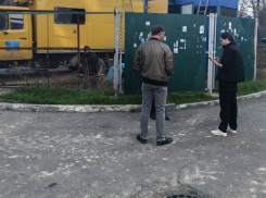 Фекалии на улицах Новороссийска прямо сейчас обследуют сотрудники Минприроды края