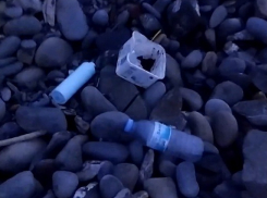 Пляжи Новороссийска загажены турецким мусором