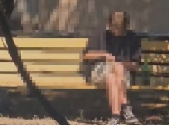 Стрельба в центре Новороссийска: мужчина перезаряжает оружие на лавочке   