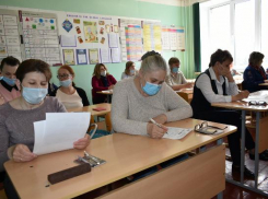 И снова за парту: новороссийские педагоги впервые написали диктант 