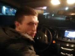 Таксиста, бросившего гостью Новороссийска на дороге, временно заблокировали