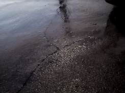 Из-за припаркованных машин новороссийский Водоканал не может устранить утечку воды