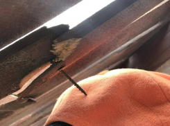 Берегите головы: на пляже Новороссийска из-под навесов торчат саморезы 