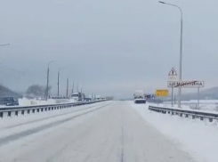 Новороссийск завалило снегом: на дорогах опасно