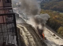 Халатность или поджог: возле ЖК «Парковый» в Новороссийске загорелся автомобиль 