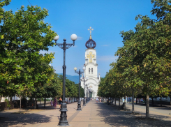 Погода в Новороссийске: жара, сильный ветер и волны 