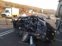 Легковушка всмятку, автобус в кювете – последствия аварии на выезде из Новороссийска