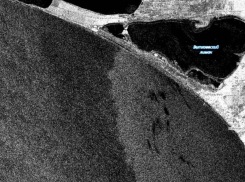 Нефтепродукты атакуют: пятно из 900 тонн мазута идет к берегам Темрюка и Тамани