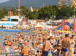 «Не протолкнуться!»: туристы атакуют пляжи Чёрного моря. Что в Новороссийске?