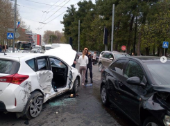 Три человека пострадали в утреннем ДТП в центре Новороссийска