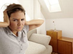 Детям нужно спать, а они слушают барабаны: жители многоэтажки в Новороссийске на пределе из-за музыкальной студии