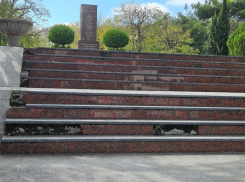 Житель Новороссийска возмущён состоянием лестницы на пути к братской могиле 