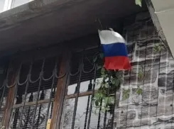 Жители Новороссийска украшают дома флагами в честь Дня Победы