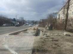 Три месяца новороссийцы обходят разрытый тротуар по дороге 