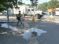 Дорогу в Новороссийске затопило водой