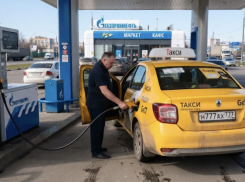 Таксистам могут дать приоритет на заправках Краснодарского края