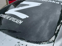 Жительнице Новороссийска разбили автомобильное стекло с наклейкой Z