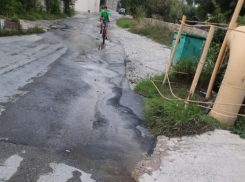 Стало известно об истинной причине появления воды на  улице Армавирской
