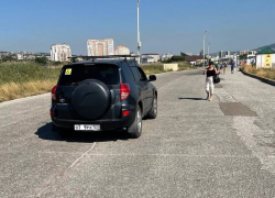 Женщину с коляской испугали и оскорбили на пляже Новороссийска