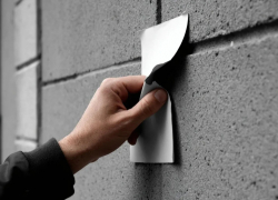 Новороссийцев будут наказывать за расклейку рекламы звонками: станут ли остановки чище