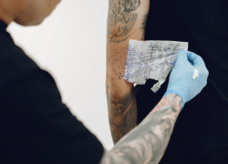 В "татуировщики" только с медицинским — новая инициатива на заметку новороссийцам